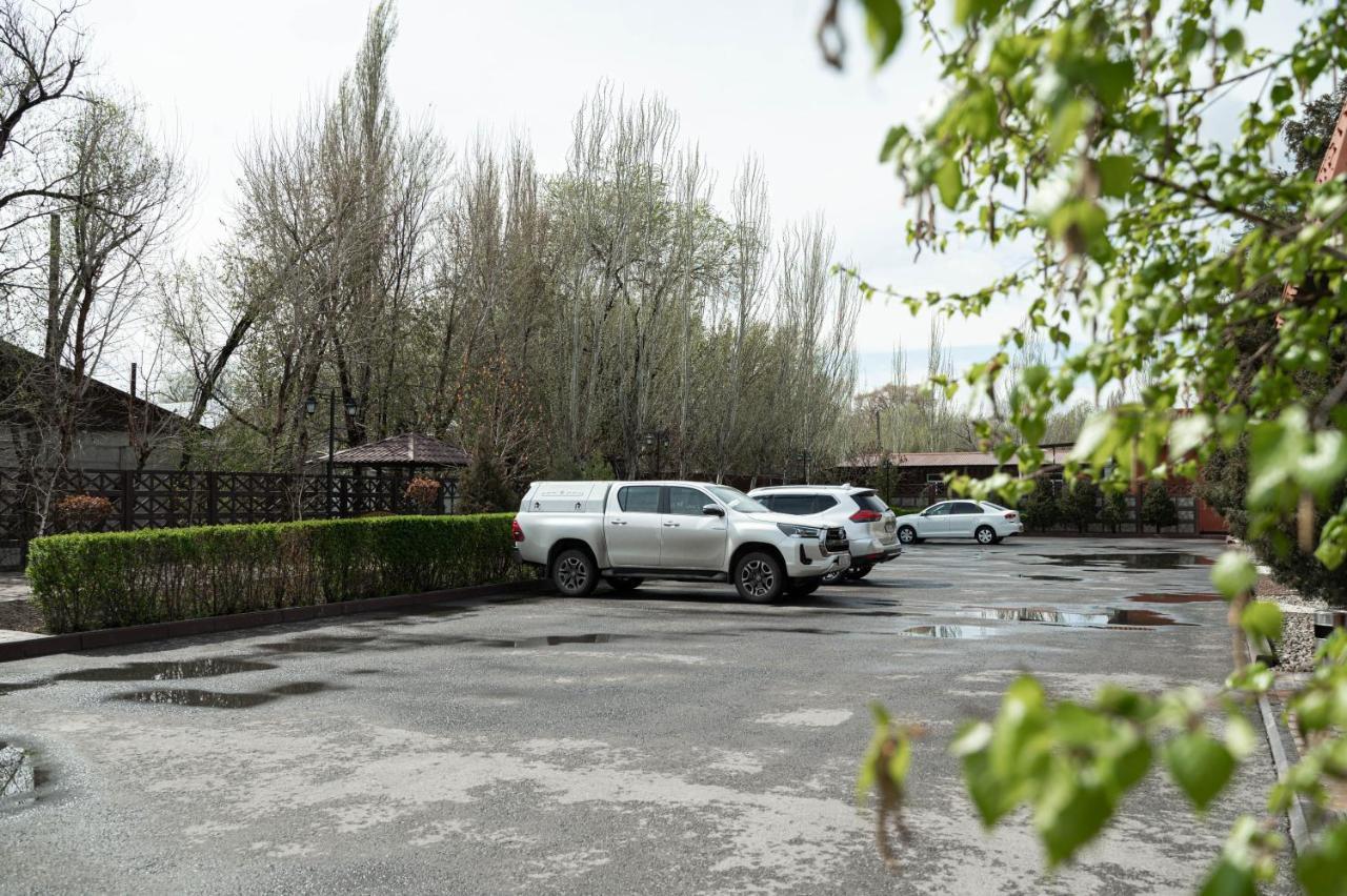 Uyutnyy Dom Hotel Taraz Exterior photo