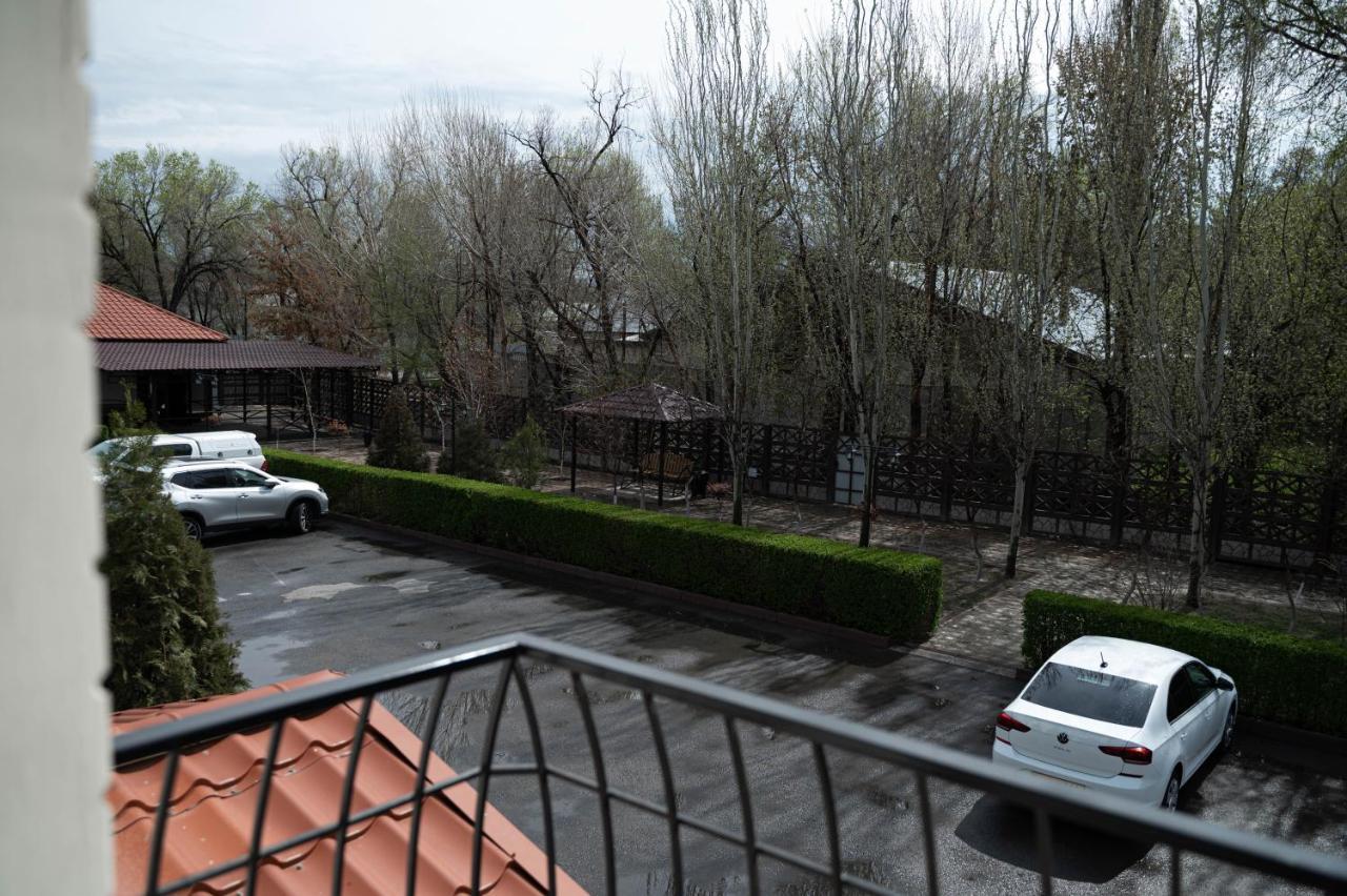 Uyutnyy Dom Hotel Taraz Exterior photo