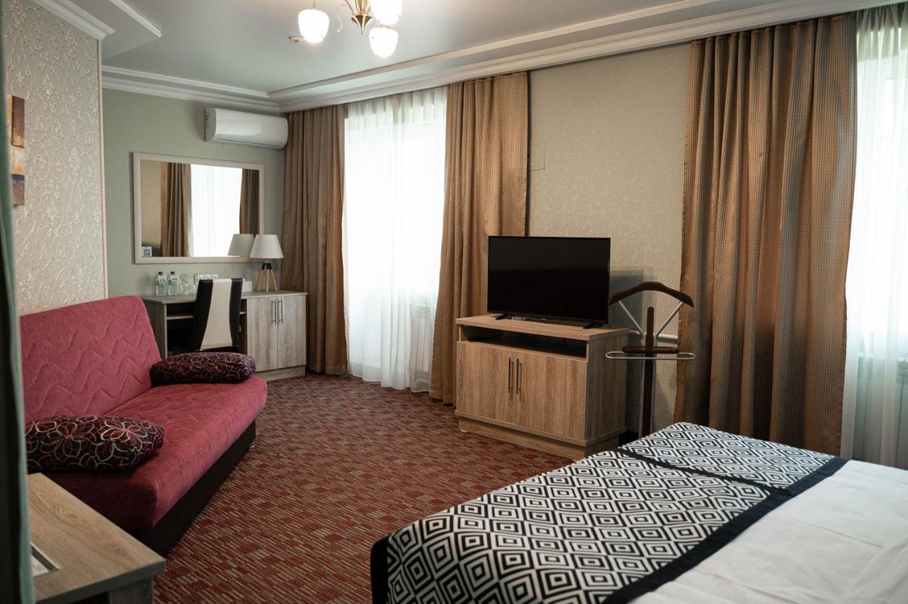 Uyutnyy Dom Hotel Taraz Exterior photo